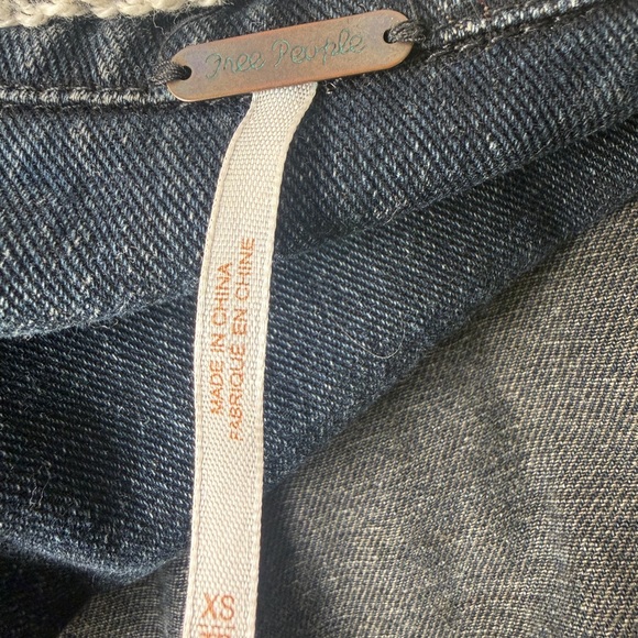 Free People Denim Jacket Blue Knit Sleeve Hooded Distressed Jean Women's XS - Picture 6 of 13